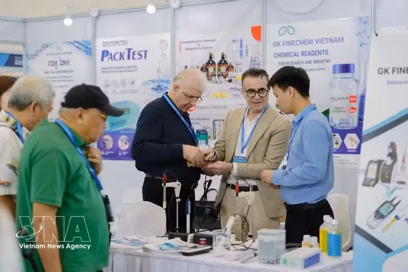 Le salon a suscité plus de 18.000 inscriptions en ligne, environ 75% des acheteurs professionnels provenant d'usines, de sous-traitants industriels, de distributeurs et des services achats des marques au Vietnam. Photo: VNA.