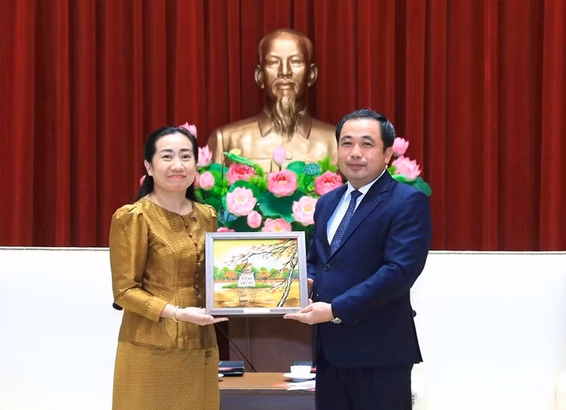 Le secrétaire du Comité municipal du Parti de Hanoï, Tran Duc Thang, remet un souvenir de la ville à l'ambassadrice du Cambodge au Vietnam, Touch Sopharath. Photo : Hanoimoi.