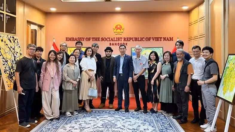 L’ambassadeur du Vietnam en Thaïlande, Pham Viet Hung, et les peintres des deux pays lors du programme. Photo : Ambassade du Vietnam en Thaïlande.