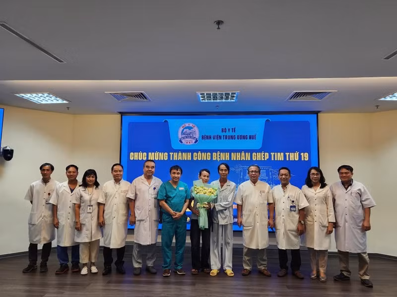 L’hôpital central de Huê a accueilli le patient et l’a félicité pour sa transplantation cardiaque réussie, le 4 août. Photo : VNA.