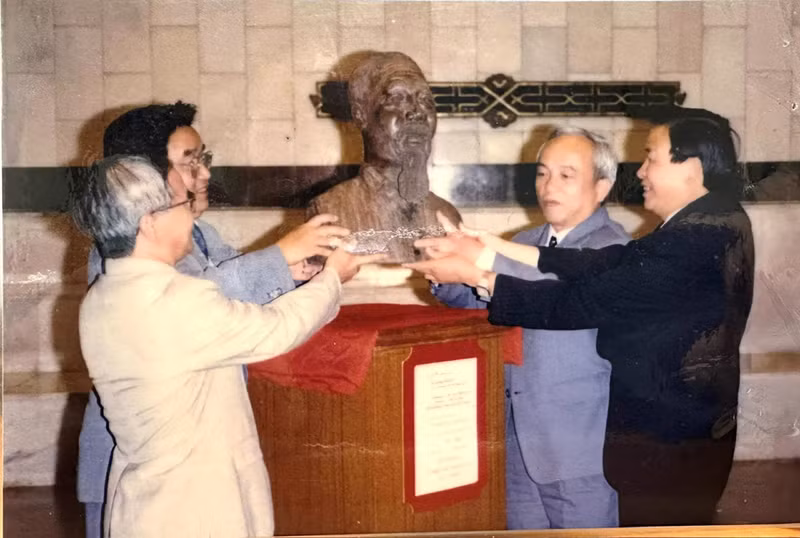 Au terme d’un long parcours, le buste du Président Hô Chi Minh, sculpté par un célèbre artiste congolais, a été installé au Musée Hô Chi Minh, près du Mausolée du Président, le 2 janvier 1996. Photo fournie par l’ambassadeur Tran Tam Giap.