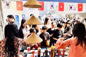 Les visiteurs au stand vietnamien lors de la deuxième Journée de l’échange et de l’intégration de Séoul. Photo : VNA.