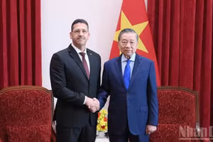 Le secrétaire général du Parti et président de la République, To Lam, reçoit l’ambassadeur de Palestine au Vietnam, Shadi Abu Zarqa, venu lui présenter ses lettres de créance, le 3 octobre. Photo : Nhân Dân.