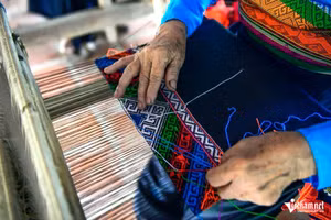 Au village de Ban But, les artisanes de l’ethnie Thái perpétuent l’art du tissage traditionnel à travers des motifs géométriques aux couleurs éclatantes. Photo : Le Duong/Vietnamnet.