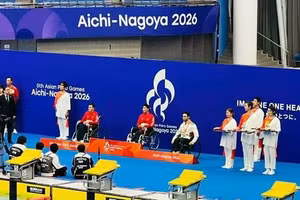 Do Thanh Hai (droite) et Le Tien Dat terminent respectivement premier et deuxième du 100 m brasse masculin, catégorie de handicap SB5. Photo : SGGP.
