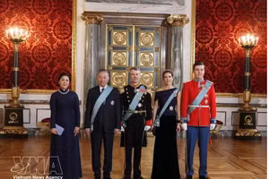 Le secrétaire général du Parti communiste du Vietnam et président de la République, To Lam, et son épouse Ngo Phuong Ly posent avec le roi Frederik X, la reine Mary et le prince héritier Christian du Danemark. Photo : VNA.