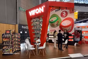 Le stand de VIFON présente des produits tels que du pho, des nouilles instantanées et des aliments transformés aux saveurs vietnamiennes au salon SIAL Paris 2026. Photo : VNA/CVN. 