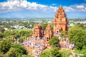 Vue d’ensemble de la tour de Po Klong Garai lors de la fête de Katê. Photo : Baokhanhhoa.