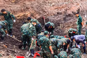 [Photo] Les soldats de l’équipe K74 à la recherche des restes des martyrs au parc Le Thi Rieng