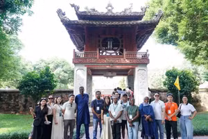 Les délégués internationaux à la découverte du patrimoine culturel de Hanoï