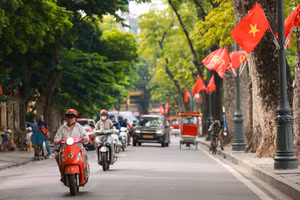 Les rues de Hanoï décorées de drapeaux et de fleurs à l’approche de la Fête nationale
