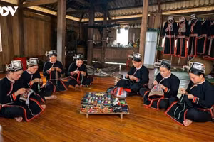 Après leur journée aux champs, les femmes San Chi de Khau Dang se réunissent pour apprendre et transmettre l’art de la broderie. Photo : VOV.