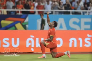 Grâce à un doublé de l’attaquant Nguyen Xuan Son en seconde période, l’équipe du Vietnam s’est imposée 2-0 face à la Malaisie lors de la demi-finale retour de l’ASEAN Cup 2026. Photo : VNA.