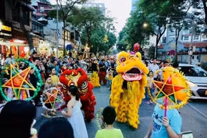 Les organisateurs souhaitent offrir aux enfants un espace culturel sain, sûr et attrayant, où ils peuvent jouer, expérimenter et découvrir les traditions. Photo : Baoquocte.