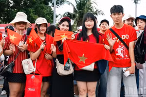 [Photos] L’enthousiasme du public avant le concert « Tổ quốc trong tim »