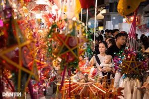 Rue Hang Ma, rendez-vous des familles à l’approche de la Fête de la Mi-Automne