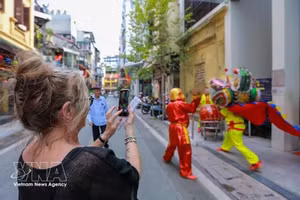 Une visiteuse prend des photos lors de l'événement. Photo : VNA.