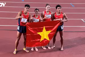 Les athlètes Le Ngoc Phuc, Nguyen Thi Ngoc, Quach Thi Lan et Ta Ngoc Tuong terminent troisièmes, derrière Bahreïn et l’Inde, dans l’épreuve du relais mixte 4x400 m, offrant à l’athlétisme vietnamien sa première médaille de bronze à ces Jeux. Photo : VOV.