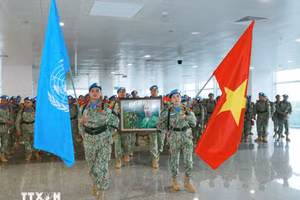 Des représentants des services relevant du ministère de la Défense assistent à la cérémonie de départ des officiers et militaires de l’équipe du génie n°5. Photo : VNA.
