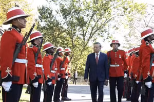 Le secrétaire général du Parti communiste du Vietnam et président de la République, To Lam passe en revue la garde d’honneur. Photo : VNA.