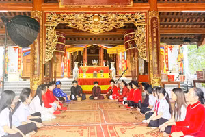 Le livestream « À la découverte du temple Dam Gieng, à la source du chant de la reine du ca trù », organisé dans la commune de Dan Phuong. Photo : Hanoimoi.