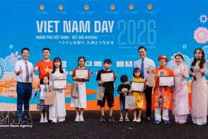 Les organisateurs ont remis des prix à des enfants vietnamiens de deuxième et troisième génération participant au programme « Le Vietnam en moi». Photo : VNA.