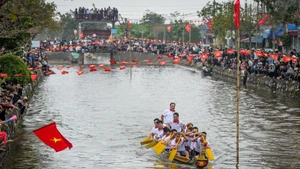 Une foule immense d'habitants et de touristes viennent participer et encourager les athlètes. Photo: vietnamnet.vn