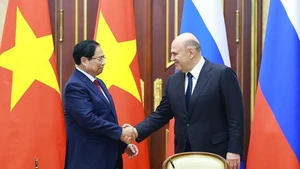 Le Premier ministre Pham Minh Chinh (à gauche) et son homologue russe, Mikhail Michoustine. Photo: Photo : Duong Giang/VNA