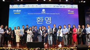 La délégation de dirigeants, représentants des associations et entreprises vietnamiennes lors de la cérémonie d’ouverture de l'IndiaSoft 2026. Photo : VNA.