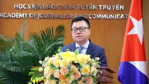 Le Quoc Minh, président de l'Association des journalistes du Vietnam et rédacteur en chef du Journal Nhân Dân, prononce un discours lors de l’événement. Photo : VNA.