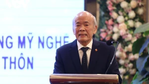 Trinh Quoc Dat, président de l'Association des villages de métier du Vietnam, prend la parole. Photo: VOV