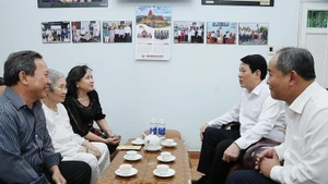 Le président Luong Cuong rencontre des proches du président du Conseil des affaires d'État, Vo Chi Cong. Photo : VNA.