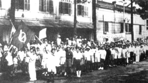 La jeunesse d'avant-garde de Saïgon démontre sa force lors de la Révolution d'août 1945. Photo : Musée de Hô-Chi-Minh-Ville.