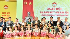 Le secrétaire général To Lam, le président de l'Assemblée nationale Tran Thanh Man, et le Permanent du Secrétariat Tran Cam Tu participent à la Journée de la Grande union nationale au quartier de Ba Dinh, à Hanoï. Photo : DUY LINH