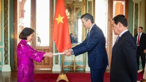 L’ambassadrice du Vietnam, Ngo Minh Nguyet, présente ses lettres de créance au président paraguayen, Santiago Peña Palacios. Photo: VNA
