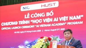 Le vice-Premier ministre Nguyên Chi Dung s’exprime lors de la cérémonie, à Hanoi, le 21 août. Photo : VNA.