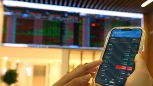 Les clients effectuent leurs transactions au siège social de la compagnie des valeurs mobilières Bao Viêt. Photo : VNA