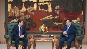 Le Premier ministre Pham Minh Chinh (à droite) reçoit Jorge Legañoa Alonso, président de l’agence de presse latino-américaine Prensa Latina. Photo: NDEL