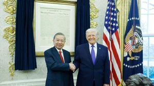 Le secrétaire général du Parti communiste du Vietnam, To Lam (gauche), et le président américain Donald Trump. Photo : VNA.