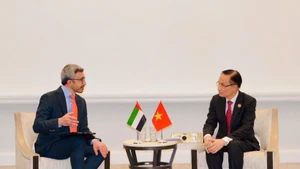 Le ministre vietnamien des Affaires étrangères, Lê Hoài Trung (à droite) avec le vice-Premier ministre et ministre des Affaires étrangères des Émirats arabes unis, Abdullah bin Zayed Al Nahyan. Photo : VNA.