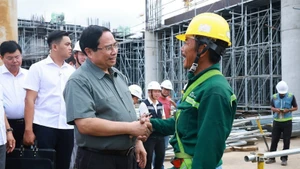 Le Premier ministre Pham Minh Chinh rencontre des ouvriers sur le chantier de l'aéroport international de Phu Quoc. Photo : VNA.