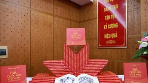 L’ouvrage, composé de près de 300 pages en grand format et présenté avec soin, réunit plus de 200 photographies d’archives précieuses, retraçant de manière vivante les 80 années de parcours de l’Assemblée nationale du Vietnam. Photo: VNA