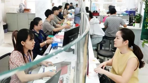 Les options concernant le personnel et les sièges des nouveaux quartiers et communes, prévus à partir du 1er juillet, ont été soigneusement préparées par Ho Chi Minh-Ville afin d'assurer un service fluide aux citoyens et aux entreprises. Photo : thanhnien.vn