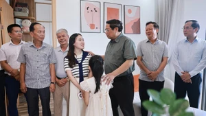Le Premier ministre Pham Minh Chinh visite une famille dans le parc de logements sociaux West Sky dans la zone urbaine Ecogarden. Photo : VNA.