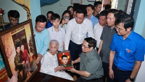 Le Premier ministre Pham Minh Chinh rend visite à la mère héroïne vietnamienne Dao Thi Vui, dans le village de Thuong Xa, commune de Hai Lang, province de Quang Tri. Photo : VNA.