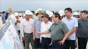 Le Premier ministre Pham Minh Chinh inspecte d’importants projets d’infrastructure dans la province de Quang Tri. Photo : VNA