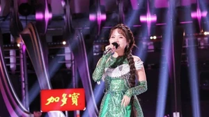 La chanteuse Phuong My Chi se produit sur la scène de Sing!Asia. Photo : hanoimoi.com