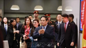 Le Premier ministre Pham Minh Chinh et son épouse rencontrent les cadres et employés des représentations vietnamiennes ainsi que des membres de la communauté vietnamienne dans ce pays. Photo : VNA.