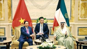 Le Premier ministre Pham Minh Chinh et l’Émir de l’État du Koweït, Cheikh Mechaal Al-Ahmad Al-Jaber Al-Sabah. Photo : VNA.
