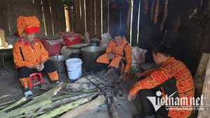 Des familles de l'ethnie Dao Lo Gang se réunissent autour du feu pour le Têt (Nouvel An lunaire). Photo : My Dung.